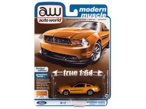 Изображение Auto World 2012 Mustang GT/CS Yellow Blaze Tricoat (серия Modern Muscle, AWSP112B)