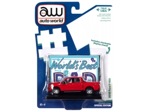 Auto World 2018 Ford F150 Lariat Pickup Truck w/Base & Trading Card Red (серия World Изображение Auto World 2018 Ford F150 Lariat Pickup Truck w/Base & Trading Card Red (серия World
